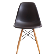 60～70年代のモダンデザインのパイオニアとして活躍したチャールズ＆レイ イームズ。こちらはイームズ不朽の名作シェルチェアです。ちなみにシェルとは英語で貝殻という意味を持ち、貝殻のような曲面で構成されたチェアになります。誕生したのは1948年、MoMAが開催した家具の国際コンペでした。イームズ夫妻が初めて発表した成型プラスチック製の椅子は、アメリカのデザイナーが消費者のニーズに応えた最初の作品として大きな支持を獲得しました。<br><br>Designer　チャールズ＆レイ･イームズ<br>Color　全8色展開<br>Size　W46.5×D55×H81×SH45cm<br>Material　ABS樹脂、スチール、ウッド