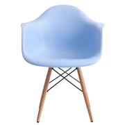 60～70年代のモダンデザインのパイオニアとして活躍したチャールズ＆レイ イームズ。こちらはイームズ不朽の名作シェルチェアです。ちなみにシェルとは英語で貝殻という意味を持ち、貝殻のような曲面で構成されたチェアになります。誕生したのは1948年、MoMAが開催した家具の国際コンペでした。イームズ夫妻が初めて発表した成型プラスチック製の椅子は、アメリカのデザイナーが消費者のニーズに応えた最初の作品として大きな支持を獲得しました。<br><br>Designer　チャールズ＆レイ･イームズ<br>Color　全8色展開<br>Size　W62.5xD61xH81xSH46cm <br>Material　ABS樹脂、スチール、ウッド