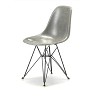 60～70年代のモダンデザインのパイオニアとして活躍したチャールズ＆レイ イームズ。こちらはイームズ不朽の名作シェルチェアです。ちなみにシェルとは英語で貝殻という意味を持ち、貝殻のような曲面で構成されたチェアになります。誕生したのは1948年、MoMAが開催した家具の国際コンペでした。イームズ夫妻が初めて発表した成型プラスチック製の椅子は、アメリカのデザイナーが消費者のニーズに応えた最初の作品として大きな支持を獲得しました。こちらは当時のオリジナルを忠実に再現したFRPシェル一体構造となっており、とても軽く耐久性にも優れています。<br><br>Designer　チャールズ＆レイ･イームズ<br>Color　全8色展開<br>Size　W46.5xD55xH81/SH46.5cm<br>Material　FRPグラスファイバー、スチール