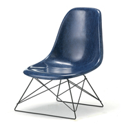 60～70年代のモダンデザインのパイオニアとして活躍したチャールズ＆レイ イームズ。こちらはイームズ不朽の名作シェルチェアです。ちなみにシェルとは英語で貝殻という意味を持ち、貝殻のような曲面で構成されたチェアになります。誕生したのは1948年、MoMAが開催した家具の国際コンペでした。イームズ夫妻が初めて発表した成型プラスチック製の椅子は、アメリカのデザイナーが消費者のニーズに応えた最初の作品として大きな支持を獲得しました。こちらは当時のオリジナルを忠実に再現したFRPシェル一体構造となっており、とても軽く耐久性にも優れています。<br><br>Designer　チャールズ＆レイ･イームズ<br>Color　全8色展開<br>Size　W46.5xD55xH63 /SH28cm <br>Material　FRPグラスファイバー、スチール