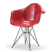 60～70年代のモダンデザインのパイオニアとして活躍したチャールズ＆レイ イームズ。こちらはイームズ不朽の名作シェルチェアです。ちなみにシェルとは英語で貝殻という意味を持ち、貝殻のような曲面で構成されたチェアになります。誕生したのは1948年、MoMAが開催した家具の国際コンペでした。イームズ夫妻が初めて発表した成型プラスチック製の椅子は、アメリカのデザイナーが消費者のニーズに応えた最初の作品として大きな支持を獲得しました。こちらは当時のオリジナルを忠実に再現したFRPシェル一体構造となっており、とても軽く耐久性にも優れています。<br><br>Designer　チャールズ＆レイ･イームズ<br>Color　全8色展開<br>Size　W62.5xD57xH83/SH46.5cm<br>Material　FRPグラスファイバー、スチール
