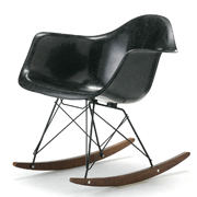 60～70年代のモダンデザインのパイオニアとして活躍したチャールズ＆レイ イームズ。こちらはイームズ不朽の名作シェルチェアです。ちなみにシェルとは英語で貝殻という意味を持ち、貝殻のような曲面で構成されたチェアになります。誕生したのは1948年、MoMAが開催した家具の国際コンペでした。イームズ夫妻が初めて発表した成型プラスチック製の椅子は、アメリカのデザイナーが消費者のニーズに応えた最初の作品として大きな支持を獲得しました。こちらは当時のオリジナルを忠実に再現したFRPシェル一体構造となっており、とても軽く耐久性にも優れています。<br><br>Designer　チャールズ＆レイ･イームズ<br>Color　全8色展開<br>Size　W62.5xD57xH68/SH41cm<br>Material　FRPグラスファイバー、スチール、ウッド