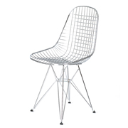 イームズの椅子と言われて思い浮かぶ代表的な作品が1951年に発表されたこのワイヤーチェアです。ワイヤーメッシュのメリットは、材料の使用を最小限にすることで空間の透明感を演出、なんと言ってもその軽量感が魅力です。シェルの縁取りが二重にデザインされ、メッシュを挟んで固定されたこちらのチェアは、チャールズ＆レイ・イームズ当時のデザインを細部にわたり忠実に再現(リプロダクト)しています。<br><br>Designer　チャールズ＆レイ･イームズ<br>Color　全5色展開<br>Size　W45.5xD46xH86/SH45cm<br>Material　スチール