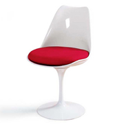 エーロ・サーリネンの代表作のひとつであり、世界初の一本脚の椅子。このチューリップチェアは、ペダスタル（台座）とも呼ばれるそのデザインは、テーブルの下をすっきりとさせてくれます。繊細で美しいそのラインはポップで造形的。座りごこちはよくゆったりとくつろげます。 <br><br>Designer　エーロ・サーリネン<br>Color　ホワイト ・ブラック<br>Size　W48xD60.5xH87xSH49cm<br>Material　ファブリック、FRP、アルミダイキャスト