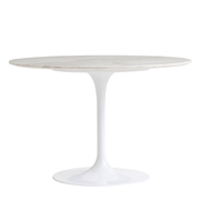 エーロ・サーリネンの代表作のひとつであるペダスタルテーブル。ペダスタル（台座）と呼ばれるそのデザインは、テーブルの下をすっきりとさせてくれます。繊細で美しいそのラインはポップで造形的であり、チェアと合わせてゆったりとくつろげます。<br><br>Designer　エーロ・サーリネン<br>Color　ホワイト<br>Size　W80xD80xH74cm<br>Material　大理石天板、アルミダイキャスト