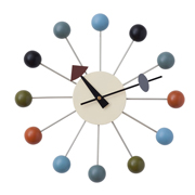 ボールクロックは1957年にジョージ・ネルソンによってデザインされました。 マルチカラーのボールは見ているだけで楽しくなってきそうです。 ロッド先端のボール部分は木製なので、ポップながらも柔らかい印象を与えてくれます。時計としての機能だけではなく、見て楽しいインテリアのアクセントとしても非常に人気があります。<br> <br>Designer　ジョージネルソン<br>Color　ナチュラル・ブラック・ブラウン・ホワイト・レッド・マルチ<br>Size　W34xH34xD7cm <br>Material　ソリッドウッド、スチール 