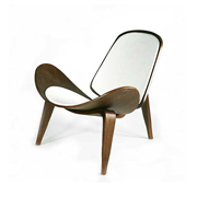 スリーレッグド・シェルチェアは、プライウッドのパーツを組み合わせて形成されており、背もたれと座面のゆるやかな曲線がしっかりと体を支えてくれます。美しくかつ印象的なフォルムと、座った瞬間にリラックス感を与えるこの椅子は、現代の成型合板の加工技術とウェグナーのデザイナーとしての美的感覚がうまく融合したデザイナーズ家具です。<br><br>Designer　ハンス・J・ウェグナー<br>Color　ブラック・レッド・アッシュ・ウォールナット<br>Size　W90xD82xH76xSH38cm<br>Material　プライウッド、マイクロファイバー
