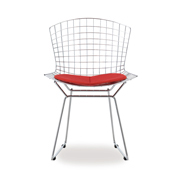 イームズやジョージ・ネルソンと並び、ミッドセンチュリー期の代表的なデザイナー ハリー・ベルトイアの作品ワイヤーチェアです。 椅子のシート部を3次元の曲面で表現することの多かった1950年代、 ハリー・ベルトイアは金属彫刻家としての経験を生かし、成型合板ではなくスチールワイヤーによるシェル構造で椅子をデザインしました。<br><br>Designer　ハリー・ベルトイヤ<br>Color　ホワイト・ブラック・クロームシルバー<br>Size　W53xD53xH77/SH44cm<br>Material　スチール、ファブリック