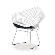 イームズやジョージ・ネルソンと並び、ミッドセンチュリー期の代表的なデザイナー ハリー・ベルトイヤの作品ダイヤモンドチェアです。 椅子のシート部を3次元の曲面で表現することの多かった1950年代、 ハリー・ベルトイヤは金属彫刻家としての経験を生かし、成型合板ではなくスチールワイヤーによるシェル構造で椅子をデザインしました。<br><br>Designer　ハリー・ベルトイヤ<br>Color　ホワイト・ブラック・クロームシルバー<br>Size　W83xD72xH76/SH48cm <br>Material　スチール、ファブリック