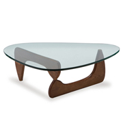 脚部にデザインの主体をおいたこのテーブルは、シンプルを極めたなめらかなフォルムの脚が、存在感のある分厚いクリスタルガラスのテーブルを絶妙なバラン ス感で支えています。世界を代表する日系彫刻家らしい作品で、和の心を持ったデザインテーブルの永遠の傑作として受け継がれています。<br><br>Designer　イサム・ノグチ<br>Color　ブラック・ブラウン<br>Size　全体：W128×D93×H40cm ガラス天板：厚さ19mm<br>Material　クリスタルガラス、ウッド