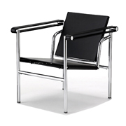 20世紀最も偉大な近代建築の巨匠 ル・コルビジュエの作品“LC1スリングチェア”です。 機械主義のコルビジェが最小限のスペースで最大限の安楽性を追求し誕生したデザインチェアです。この椅子の背もたれは、座った人の姿勢に合わせて回転して動くよう設計されており、リクライニングチェアとしての機能も配慮されています。<br><br>Designer　ル・コルビジェ<br>Color　ブラック・ホワイト <br>Size　W62xD57.5xH67xSH44cm <br>Material　スチール、牛本革 